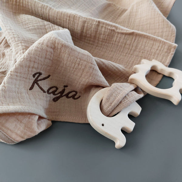 Personalisiertes Musselintuch für Babys mit Greifling - in taupe