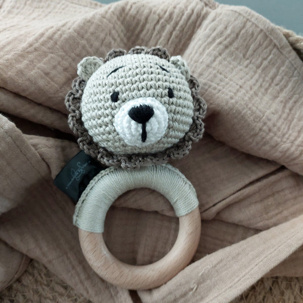 Babyrassel Löwe – Gehäkelte Rassel mit Holzring