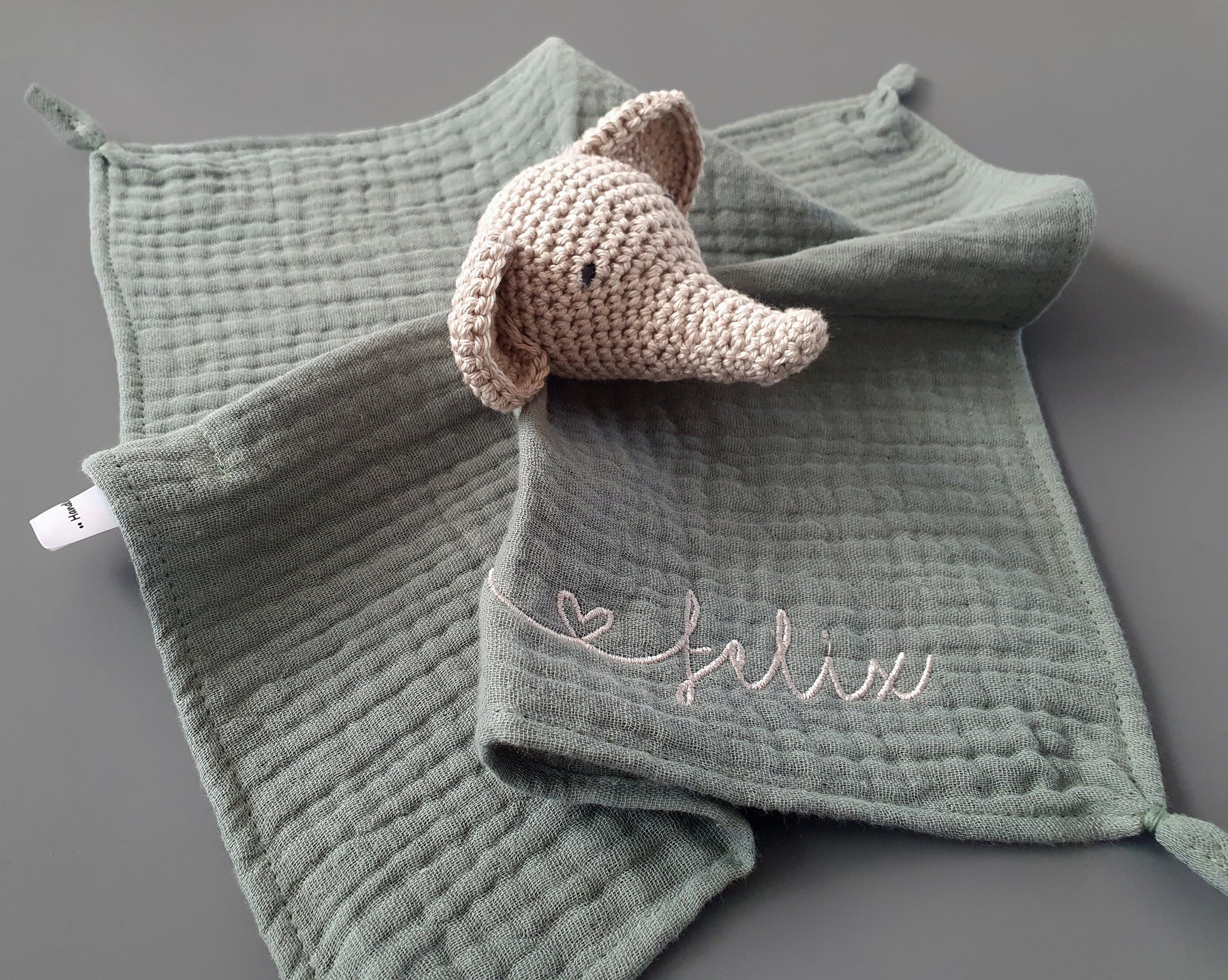 Personalisiertes Schmusetuch aus Bio Musselin - Elefant in sand und old green