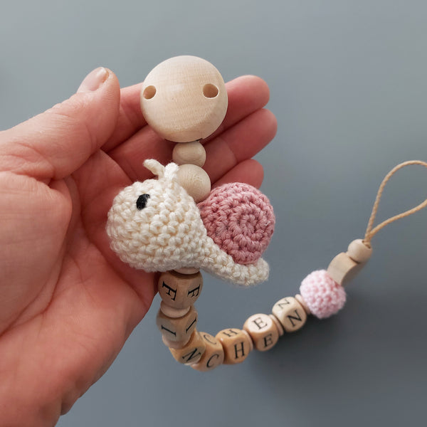 Schnullerkette mit Namen- gehäkelte Schnecke in rosa/beige