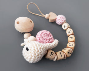 Schnullerkette mit Namen- gehäkelte Schnecke in rosa/beige