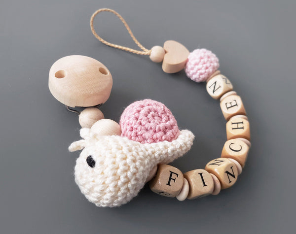 Schnullerkette mit Namen- gehäkelte Schnecke in rosa/beige