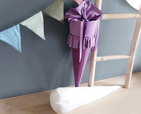 Personalisierte Schultüte aus Musselin in lila für Mädchen - Stoffschultüte mit Name zur Einschulung