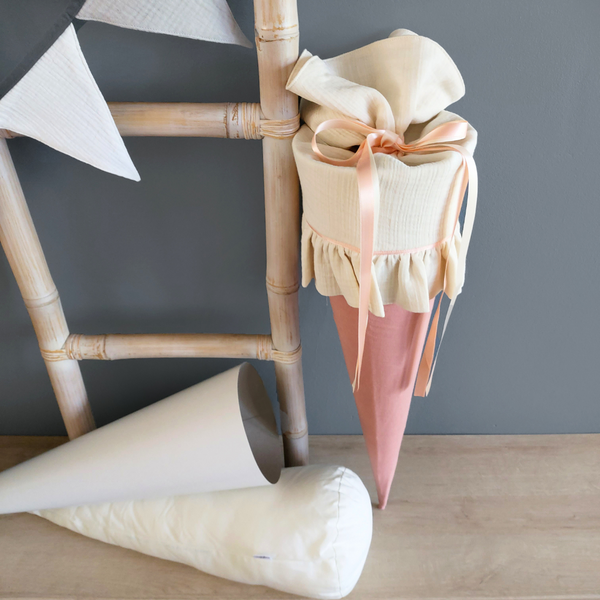 Schultüte mit Rüsche aus Stoff - personalisierte Schultüte in zarten Farben, 70cm