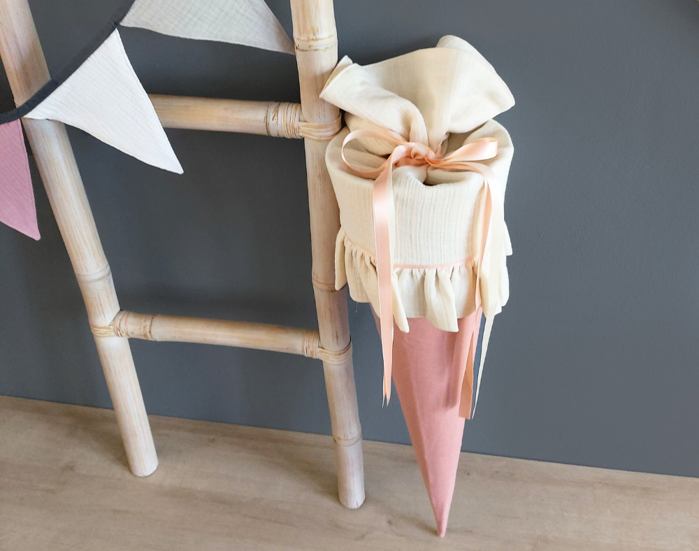 Schultüte mit Rüsche aus Stoff - personalisierte Schultüte in zarten Farben, 70cm