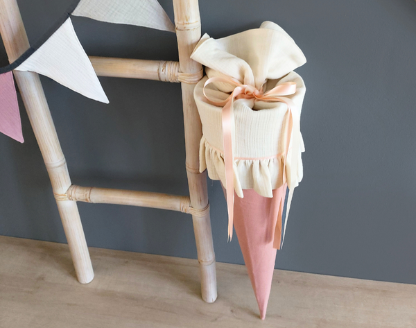 Schultüte mit Rüsche aus Stoff - personalisierte Schultüte in zarten Farben, 70cm