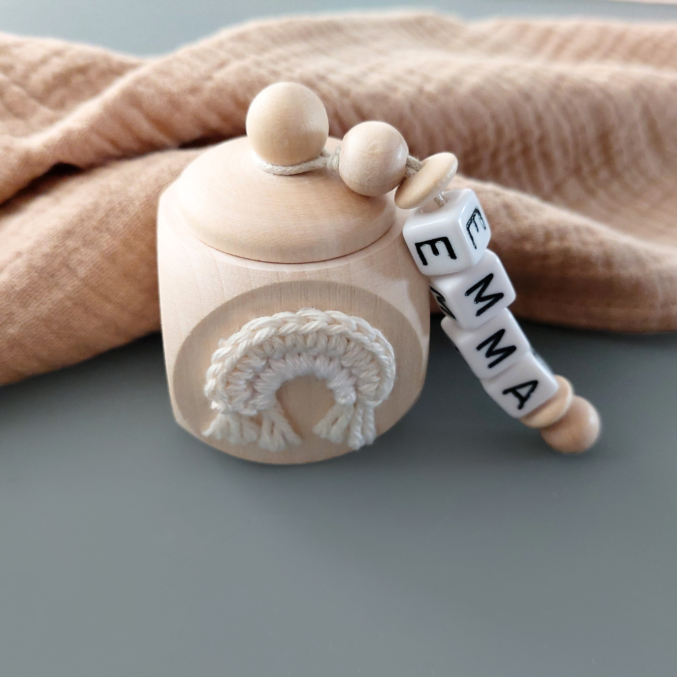 Personalisierte Zahndosedose für Milchzähne - Regenbogen in beige