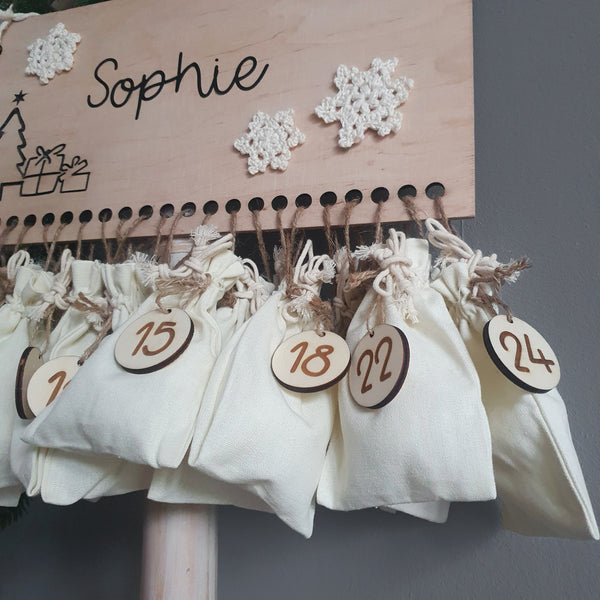 Personalisierter Adventskalender aus Holz  - mit Baumwollsäckchen in beige