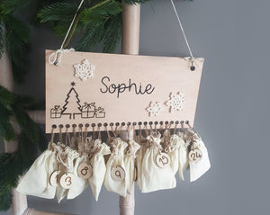 Personalisierter Adventskalender aus Holz  - mit Baumwollsäckchen in beige