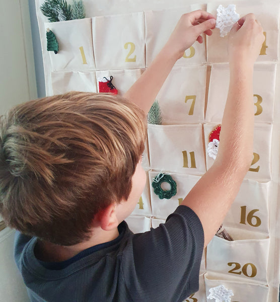 Personalisierter Adventskalender für Kinder groß 120 x 60 - Befüllbarer XXL Hänge-Adventskalender mit Namen in creme