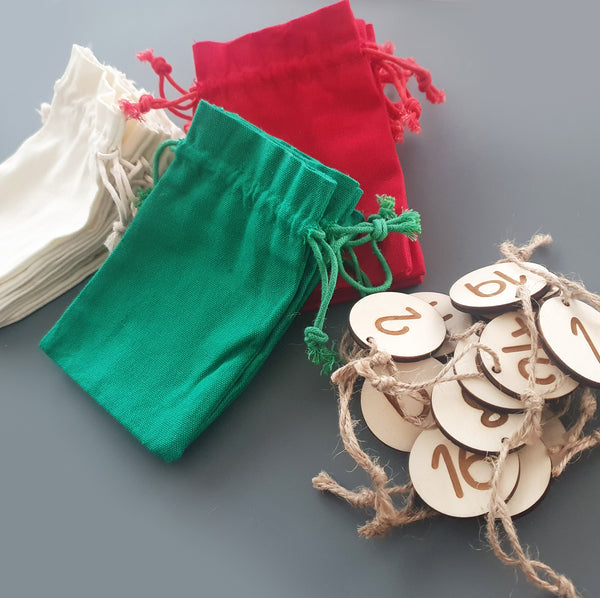 Personalisierter Adventskalender aus Holz  - mit Baumwollsäckchen in grün, rot und beige