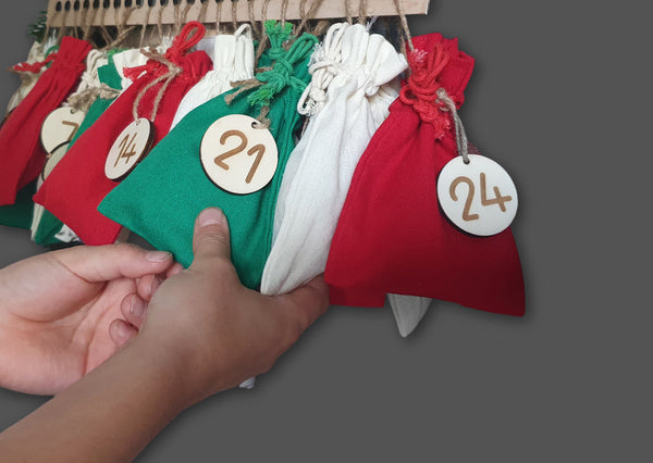 Personalisierter Adventskalender für Kinder aus Holz - Adventskalender zum Befüllen mit Baumwollsäckchen 15x10 cm