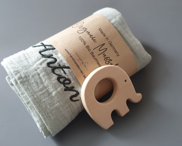 Personalisiertes Musselintuch für Babys mit Greifling - in hellem mint