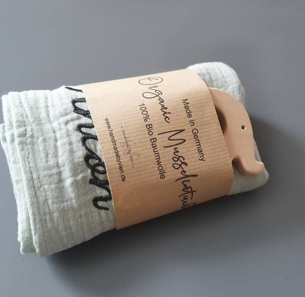 Personalisiertes Musselintuch für Babys mit Greifling - in hellem mint