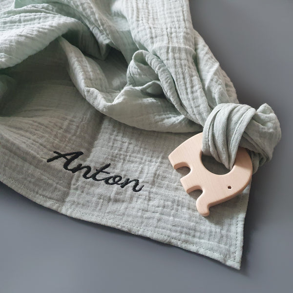 Personalisiertes Musselintuch für Babys mit Greifling - in hellem mint