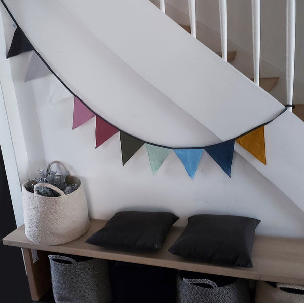 Bunte Girlande für ein Kinderzimmer oder Babyzimmer