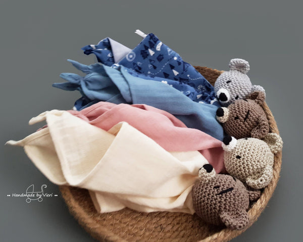 SALE Bio Schmusetuch - Bär, blau mit Bärenlandchaftsmotiv