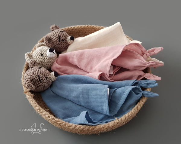 Personalisiertes Schmusetuch aus Bio Musselin - Bär in sand und senf - handmadebyvieri
