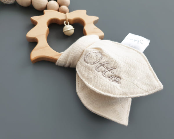 Personalisierte Kinderwagenkette mit Knistertuch - Löwe, natur