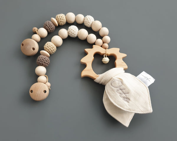 Personalisierte Kinderwagenkette mit Knistertuch - Löwe, natur