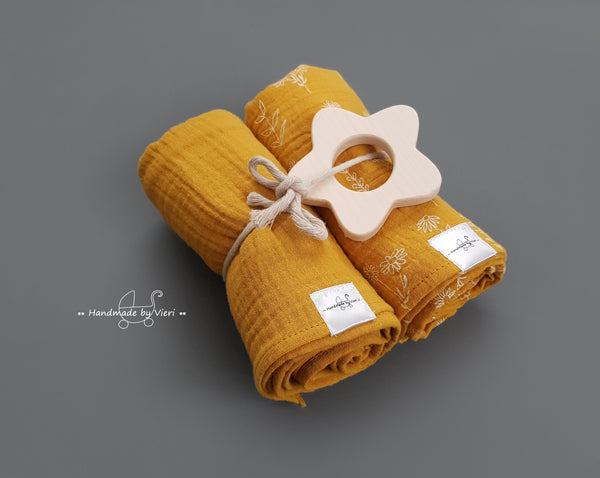 Personalisierte Musselin Schmusetücher mit Blümchen - 2er-Set Bio in senf