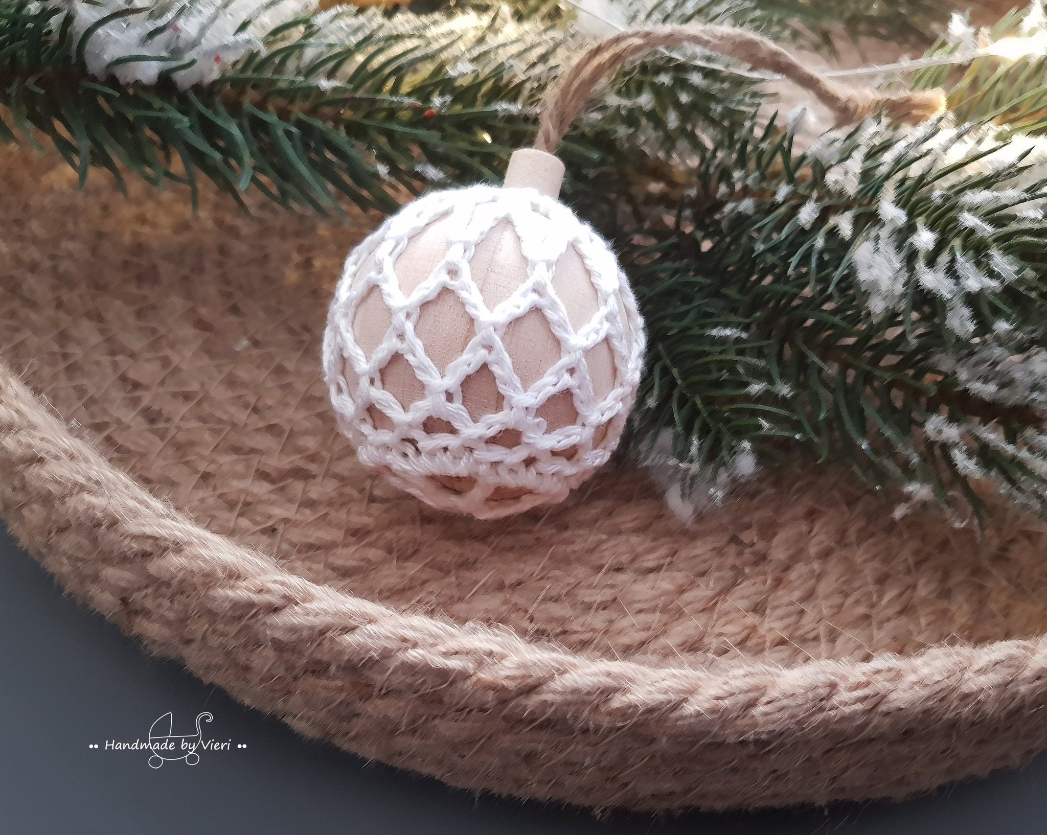 Handgemachte Weihnachtskugel aus Holz mit Geschenkschachtel- rund, weis