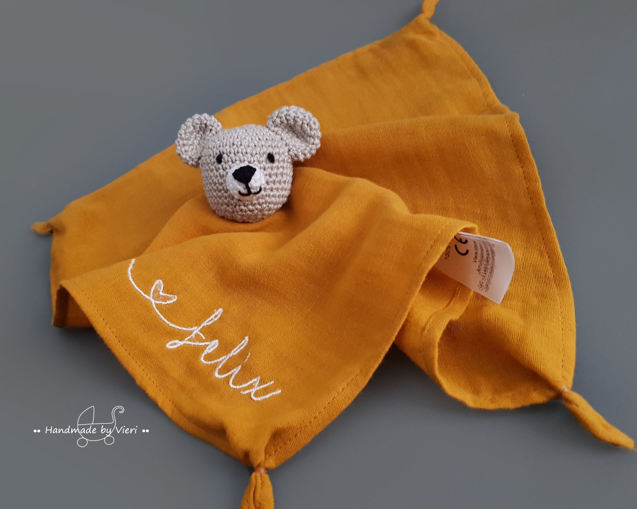 Personalisiertes Schmusetuch aus Bio Musselin - Bär in sand und senf - handmadebyvieri