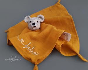 Personalisiertes Schmusetuch aus Bio Musselin - Bär in sand und senf - handmadebyvieri