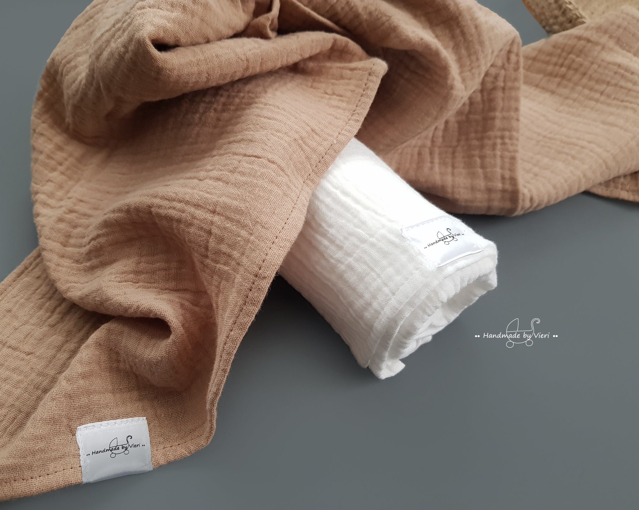 Personalisierte Musselin Schmusetücher in taupe und weiß - 2er-Set Bio - handmadebyvieri