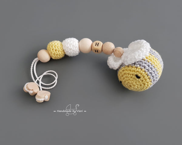 Anhänger mit Name - Biene mit integrierter Rassel - handmadebyvieri