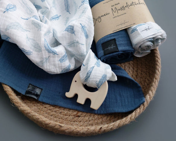 Personalisierte Musselin Schmusetücher in weiß mit Federn - 2er-Set Bio blau/ weiss