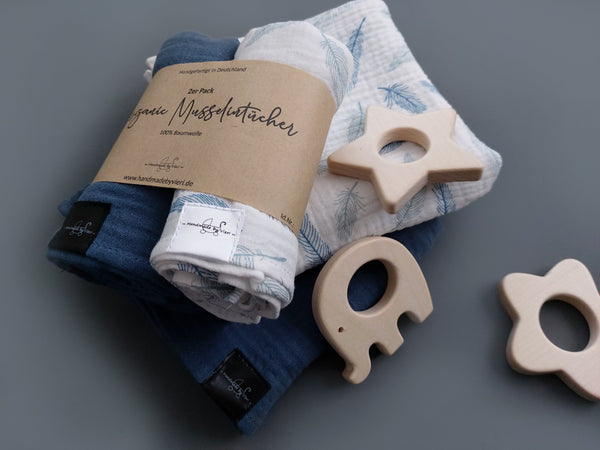 Personalisierte Musselin Schmusetücher in weiß mit Federn - 2er-Set Bio blau/ weiss