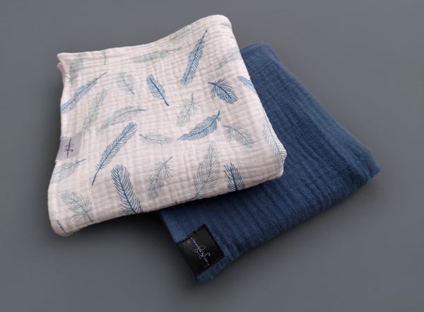 Personalisierte Musselin Schmusetücher in weiß mit Federn - 2er-Set Bio blau/ weiss