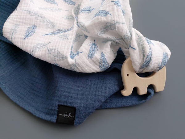 Personalisierte Musselin Schmusetücher in weiß mit Federn - 2er-Set Bio blau/ weiss