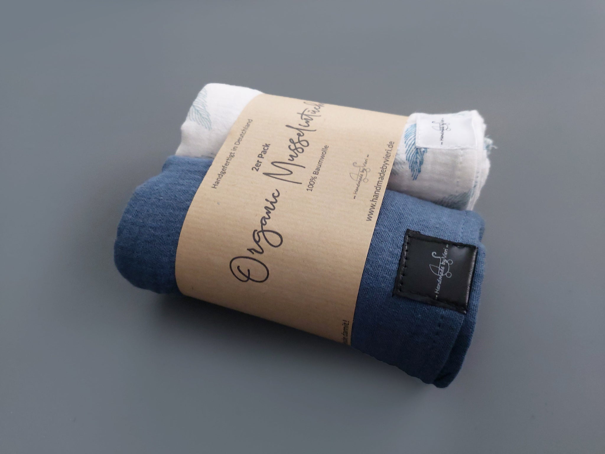Personalisierte Musselin Schmusetücher in weiß mit Federn - 2er-Set Bio blau/ weiss