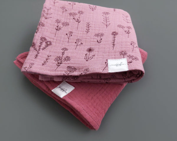 Personalisierte Musselin Schmusetücher mit Blümchen - 2er-Set Bio altrosa/bordeaux