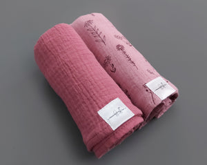 Personalisierte Musselin Schmusetücher mit Blümchen - 2er-Set Bio altrosa/bordeaux