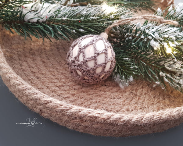 Handgemachte Weihnachtskugel aus Holz mit Geschenkschachtel- rund, hellbraun