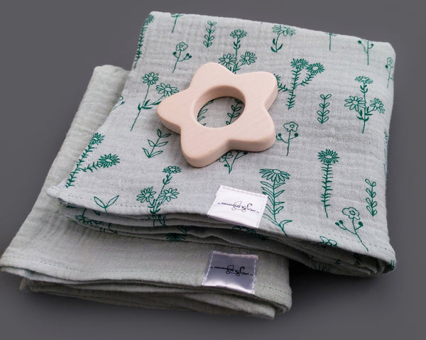 Personalisierte Musselin Schmusetücher mit Blümchen - 2er-Set Bio aquagrün