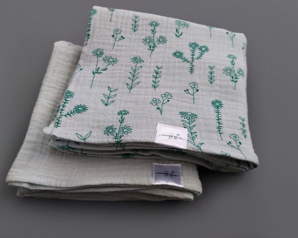 Personalisierte Musselin Schmusetücher mit Blümchen - 2er-Set Bio aquagrün