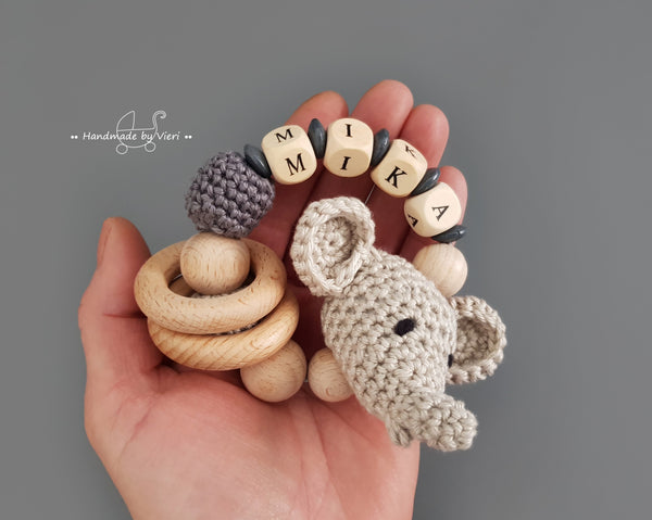 Greifling mit Namen – gehäkelter Elefant, sand - handmadebyvieri