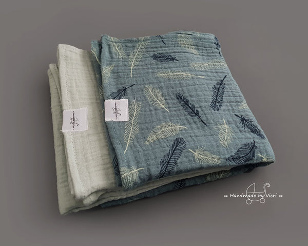 2er Pack Musselin mit Holzfigur mit/ohne Namen - aqua grün/ türkis Federn - handmadebyvieri