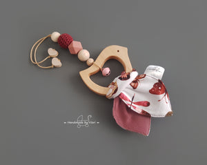 Knisterohren ohne Namen - Maxi Cosi Anhänger, Schmetterlingmuster weiß/deco rose