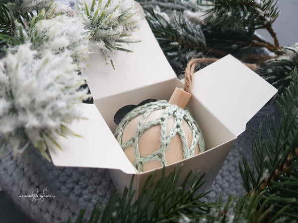 Handgemachte Weihnachtskugel aus Holz mit Geschenkschachtel- rund, grün