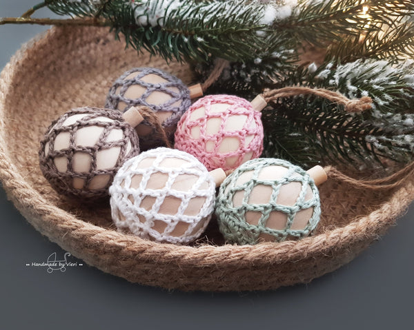 Handgemachte Weihnachtskugel aus Holz mit Geschenkschachtel- rund, altrosa