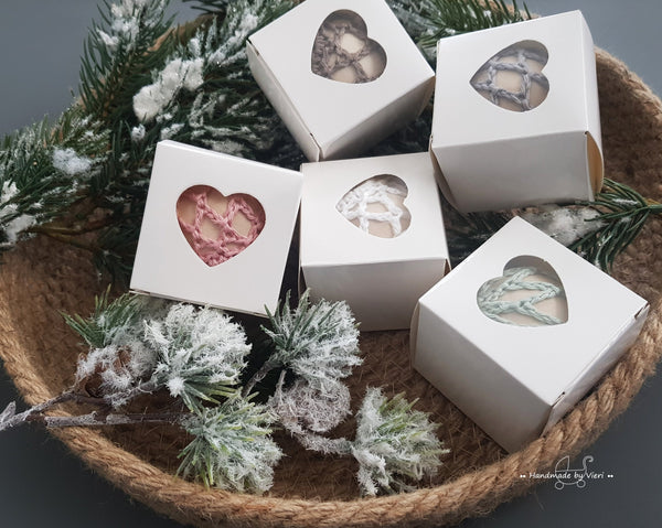 Handgemachte Weihnachtskugel aus Holz mit Geschenkschachtel- rund, altrosa