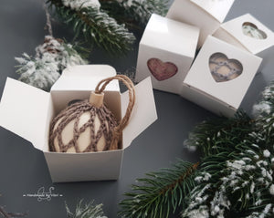 Handgemachte Weihnachtskugel aus Holz mit Geschenkschachtel- rund, hellbraun