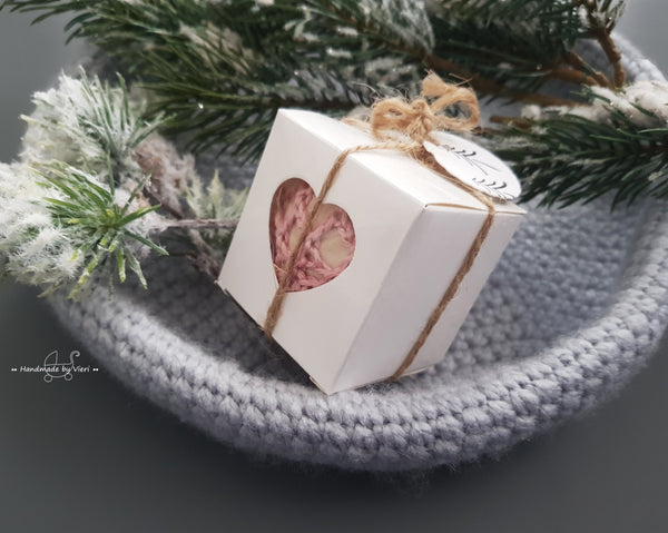 Handgemachte Weihnachtskugel aus Holz mit Geschenkschachtel- rund, grün