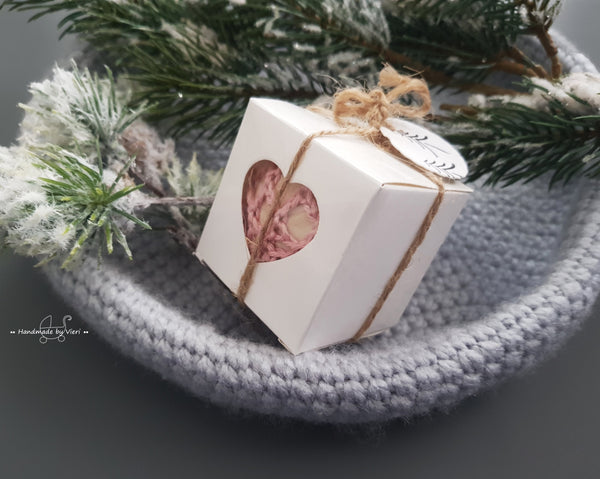 Handgemachte Weihnachtskugel aus Holz mit Geschenkschachtel- rund, weis