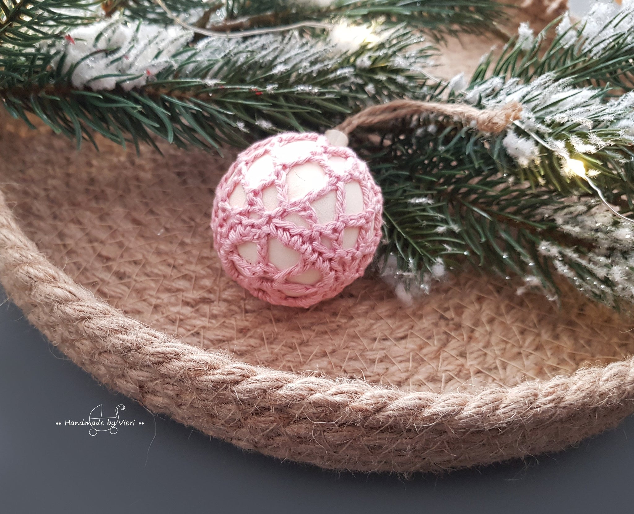 Handgemachte Weihnachtskugel aus Holz mit Geschenkschachtel- rund, altrosa